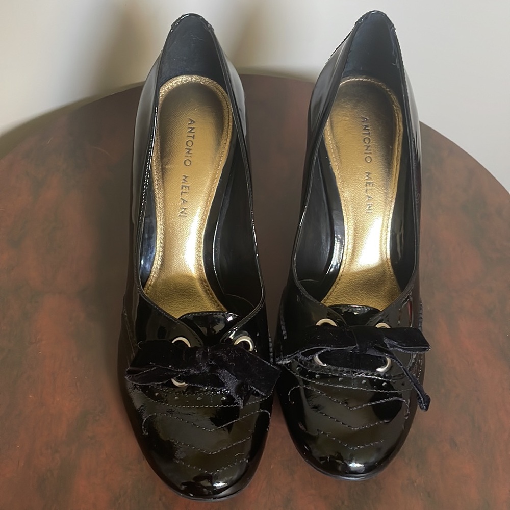 Antonio Melani black patent pumps with round toe & cute velvet bows sz.8 1/2